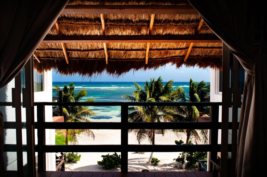 玛哈威Caribe Dream Private Beach的从度假村的窗户可欣赏到海滩美景