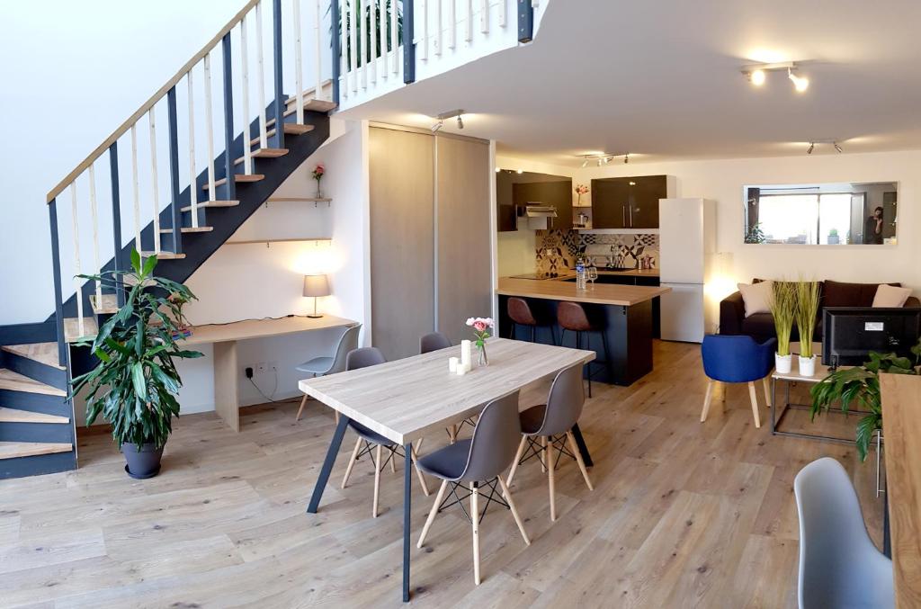 朗贡Loft renovation with a private garden的一间带桌椅和楼梯的客厅
