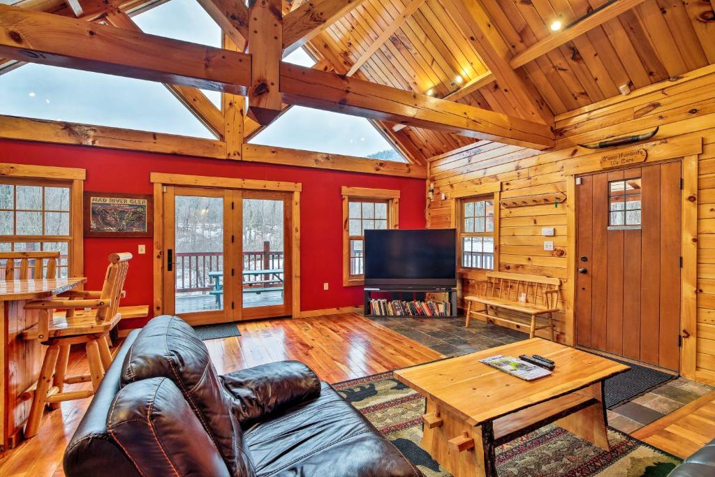 StarksboroSki Lodge Mtn Retreat with Fire Pit, Deck and Views!的带沙发、桌子和电视的客厅
