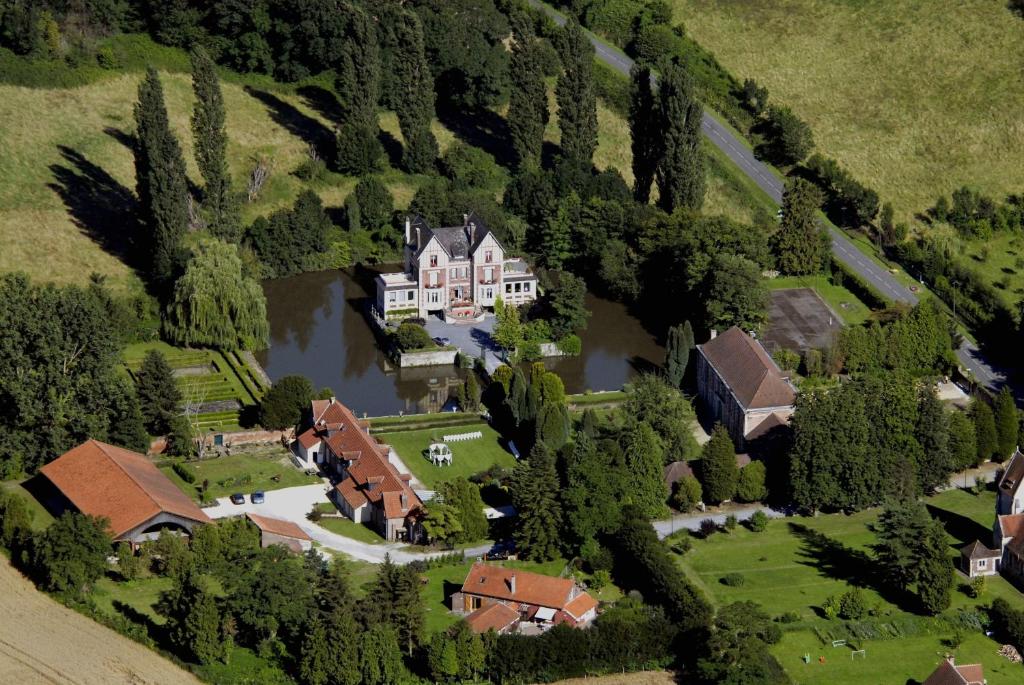 克斯米奇斯米城堡酒店的享有带池塘的房屋的空中景致