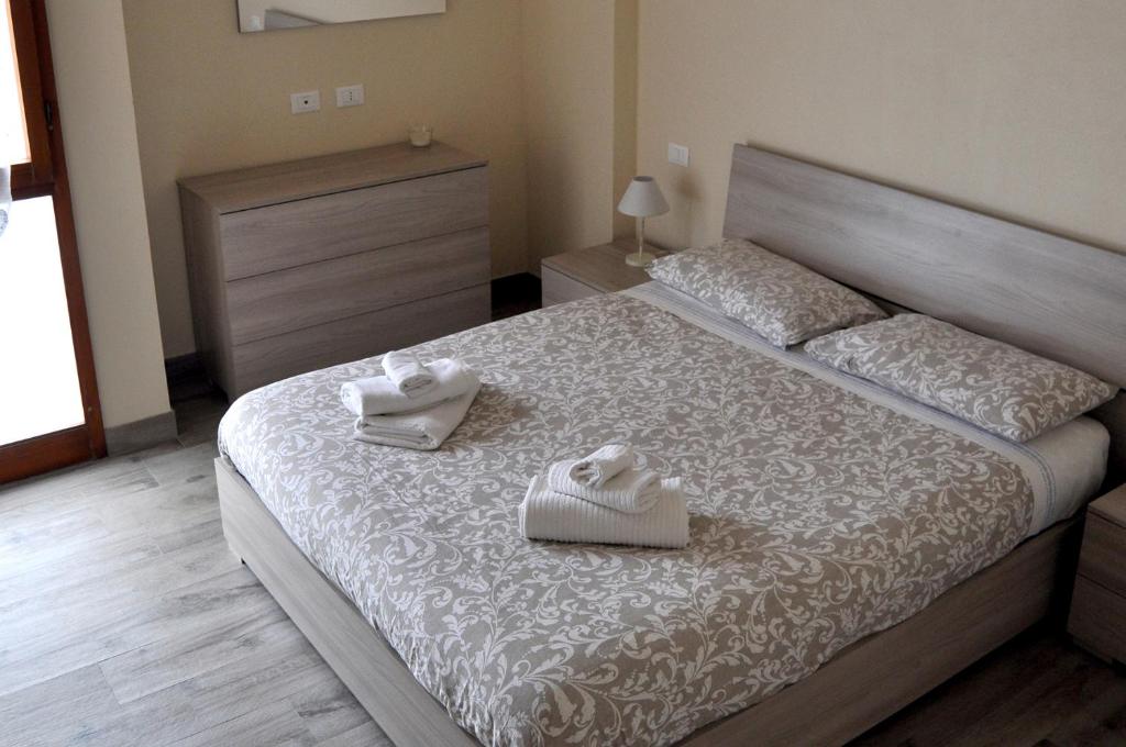 比萨A casa di Lisa in Cisanello的一间卧室配有一张床,上面有两条毛巾