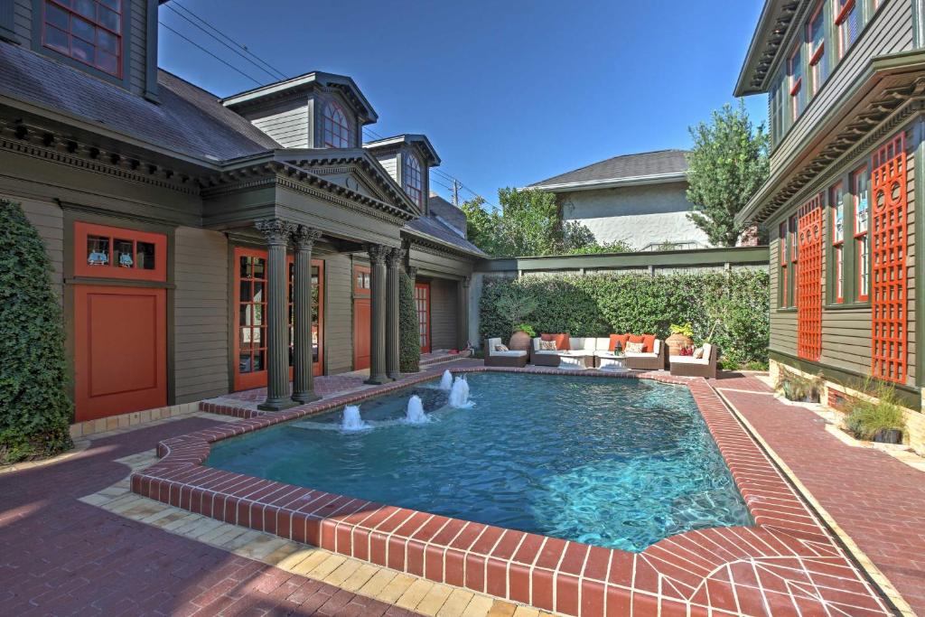 休斯顿Dreamy Houston Boho Cottage with Private Pool!的一座房子后院的游泳池