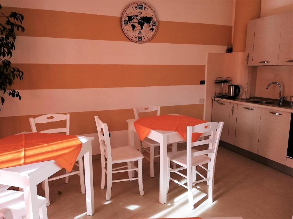 泰拉诺瓦迪波利诺L&B bed and breakfast的一间带桌椅的用餐室和一间厨房