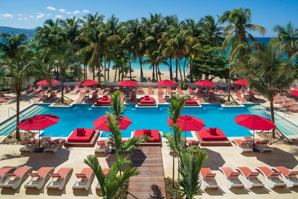 蒙特哥贝S Hotel Montego Bay - Luxury Boutique All-Inclusive Hotel的享有度假村游泳池的景致。