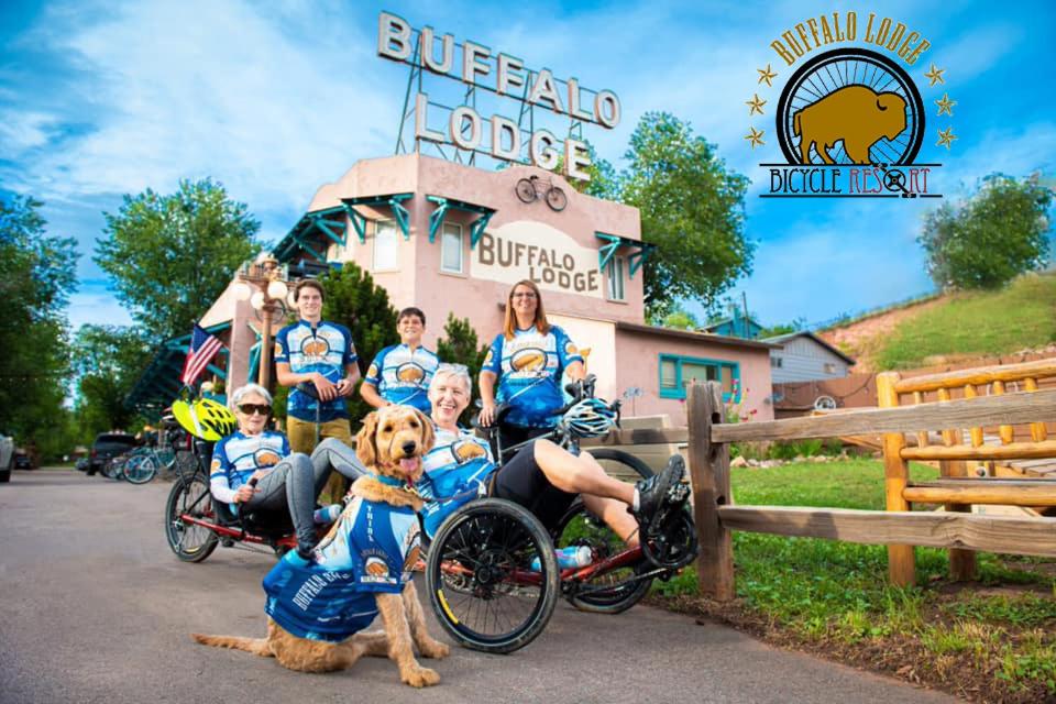科罗拉多斯普林斯Buffalo Lodge Bicycle Resort - Amazing access to local trails & the Garden的一群人和一只狗在餐馆前