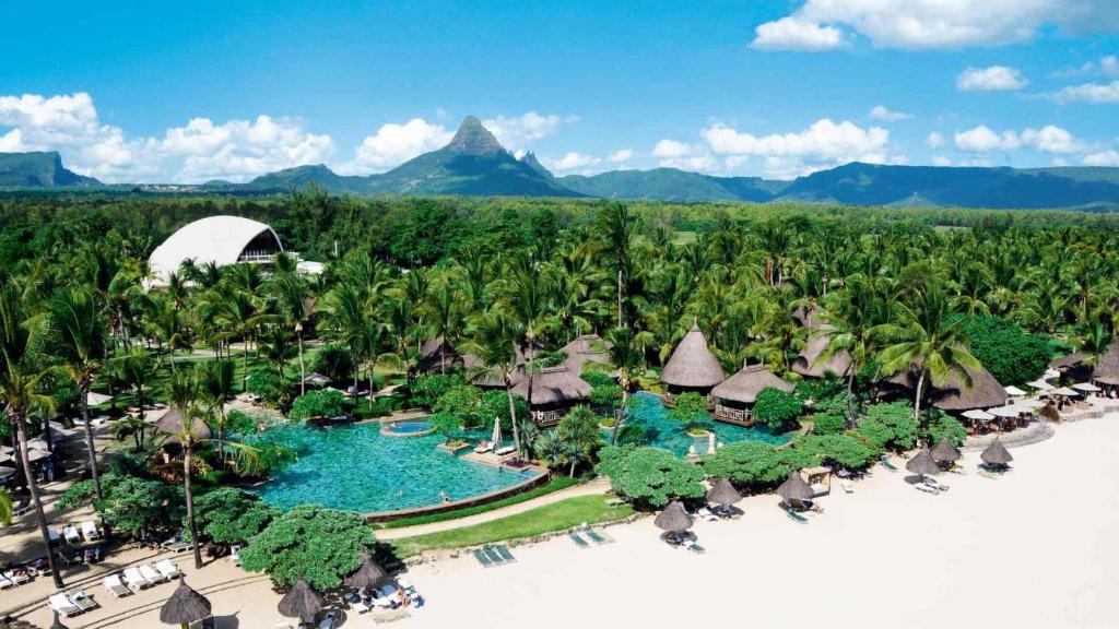 弗利康弗拉克La Pirogue Mauritius的享有度假村的空中景致,设有游泳池和棕榈树