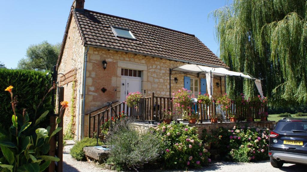 HautefortThe Cottage的一座带围栏和鲜花的小房子