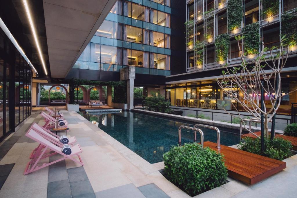 吉隆坡KLoe Hotel的一座大楼中央的游泳池