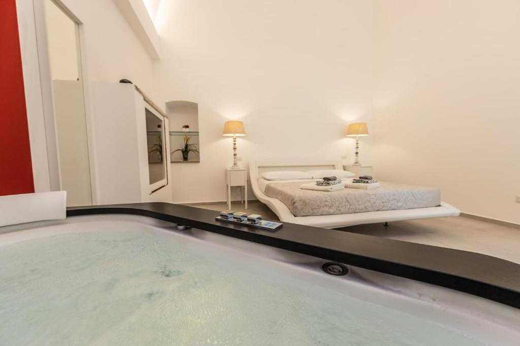 Palo del ColleVincent Suite Luxury B&B的一间卧室设有一张床和一个游泳池