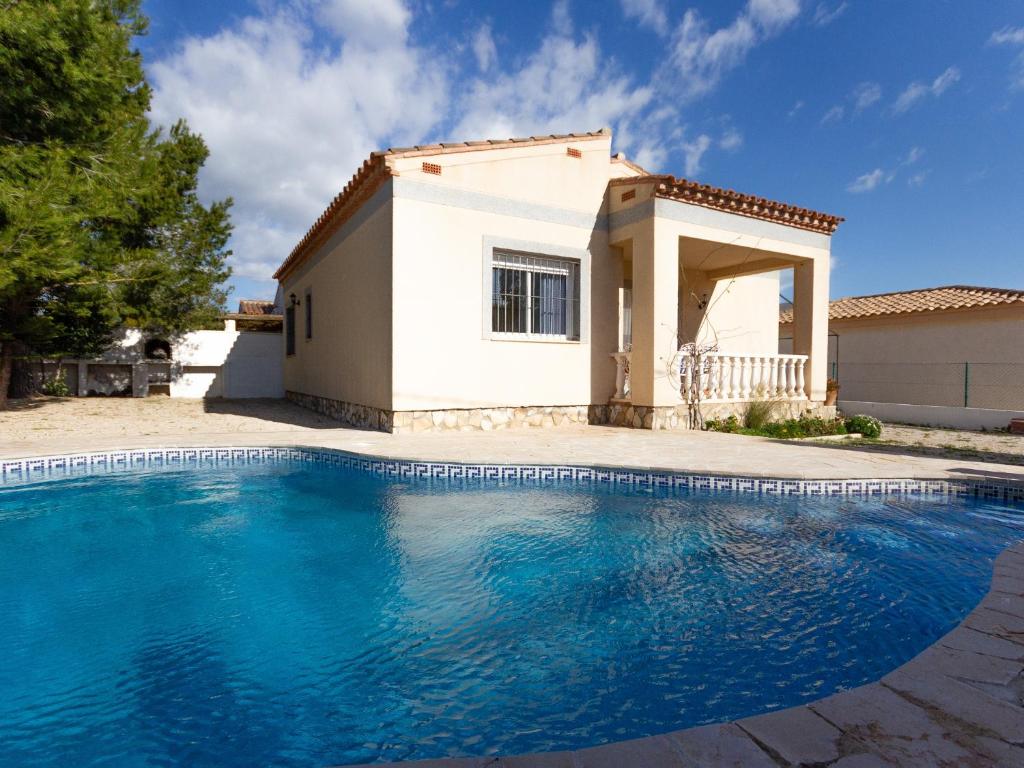 拉梅特拉·德·玛尔INNOUTHOME Villa privada familiar con piscina rovelló的别墅前设有游泳池