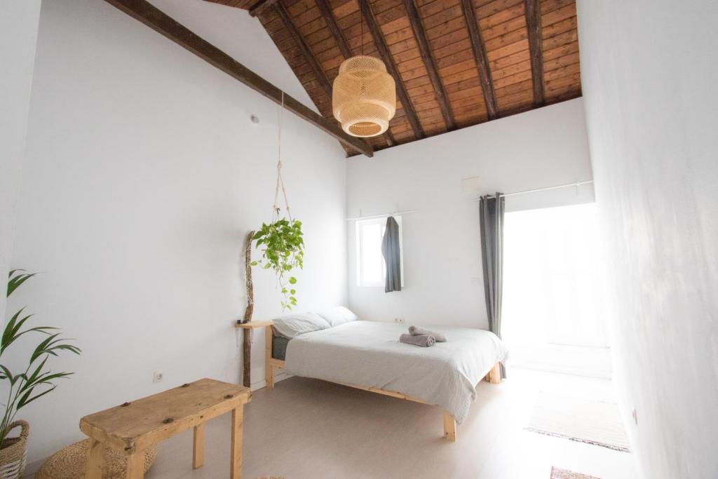 阿格特Casa Calma Yoga Guesthouse的一间卧室配有一张床和一张木桌