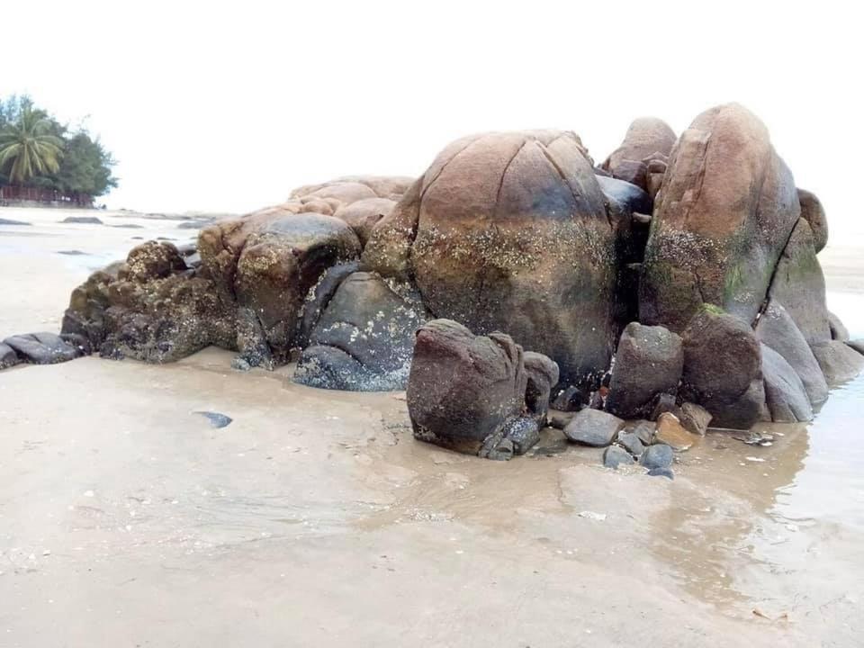 罗夷Nhà Nghỉ Việt Thắng Dinh Thầy Thím的沙滩上的一堆岩石