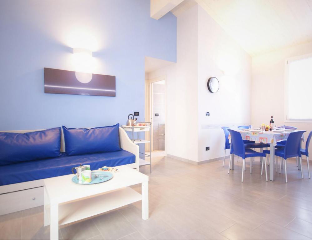 因佩里亚La Luna Di Bruno的客厅配有蓝色的沙发和桌子