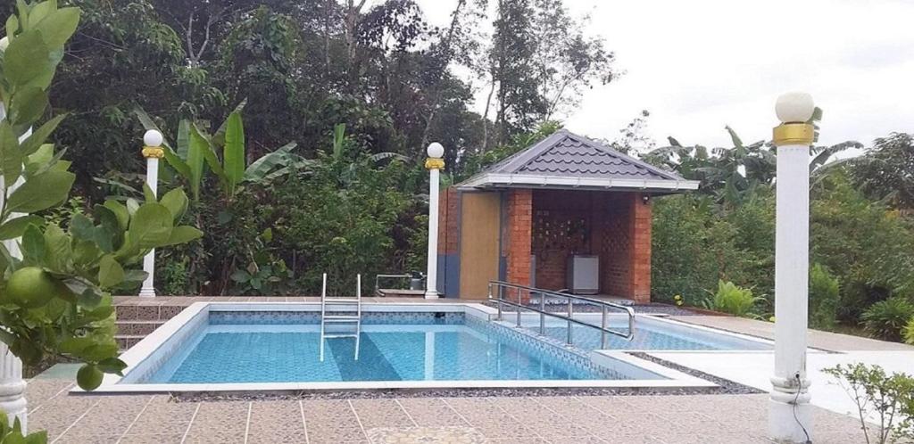 Kota SamarahanSeri Kenangan的房屋前的游泳池