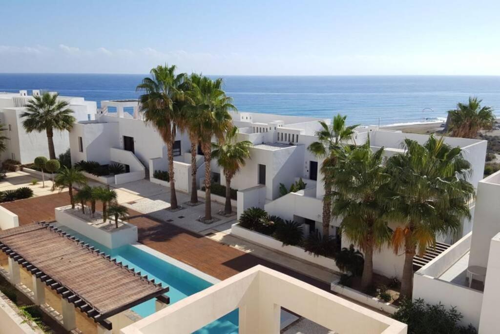 莫哈卡尔Macenas Beach Resort Mojacar -Almeria的享有度假胜地的空中景致,设有游泳池和海洋