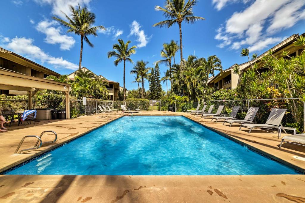 Stunning South Maui Condo with Lanai by Beach!内部或周边的泳池