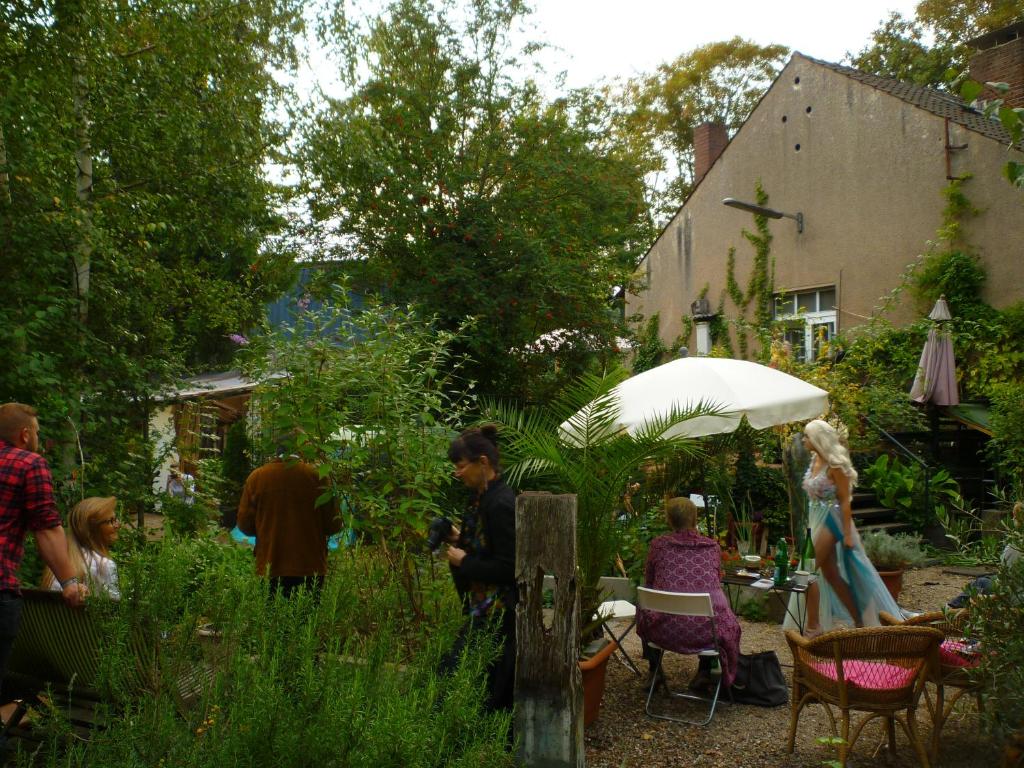 FischenichHaus im grünen - Hürth的一群坐在花园里的人