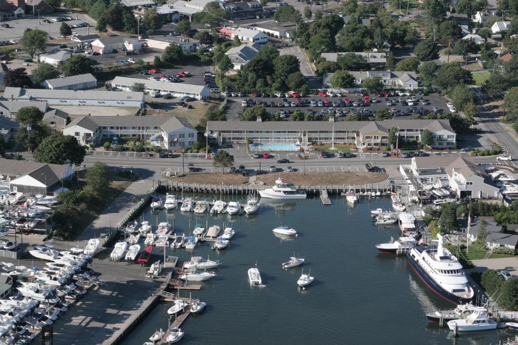 法尔茅斯InnSeason Resorts HarborWalk的享有码头的空中景色,在水中划船