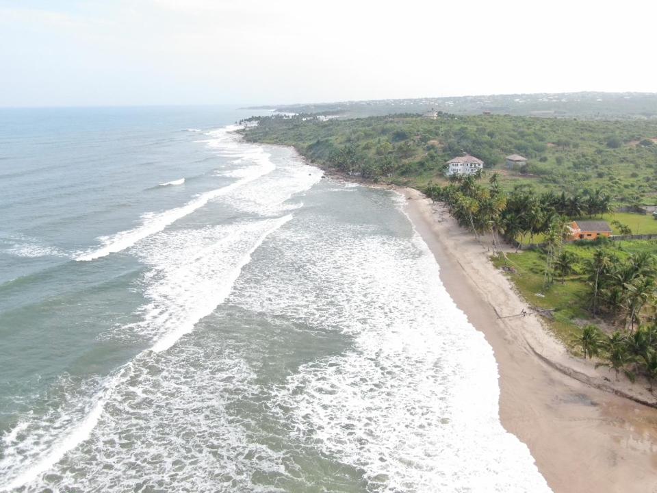 FeteTills Beach Resort的享有海洋和海滩的空中景致