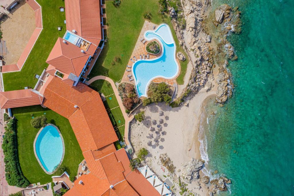 罗通多港斯波汀酒店的享有房子和海滩的空中景致