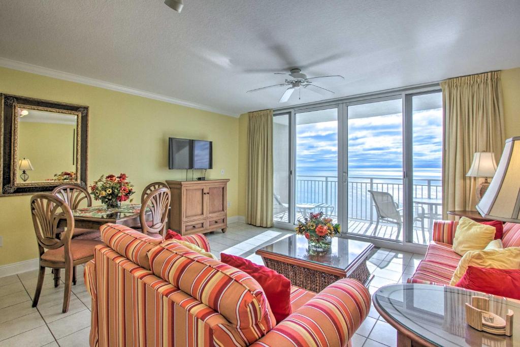 巴拿马城海滩Beachfront Condo with Emerald Beach Resort Amenities的客厅配有沙发和桌子