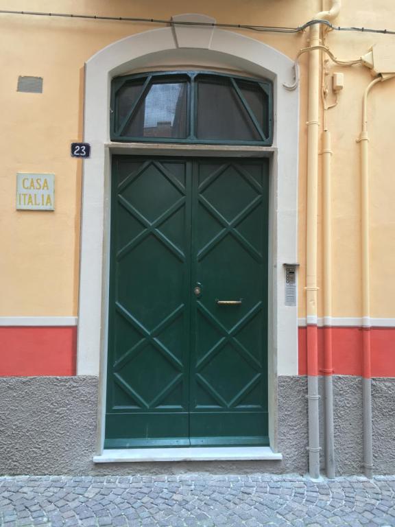 斯波托尔诺Casa Italia的建筑物一侧的绿门
