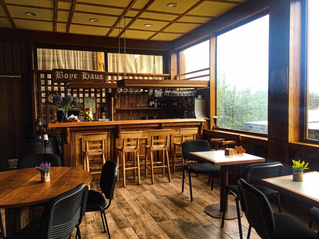 富特罗诺Boye House的一间带桌椅的餐厅和一间酒吧