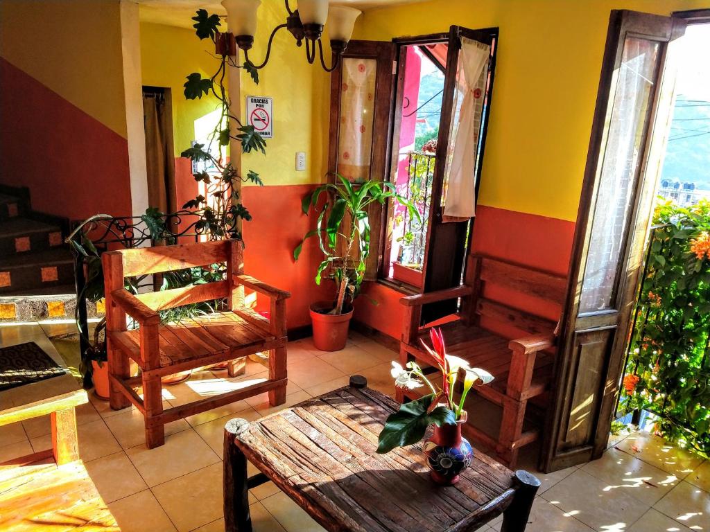 希利特拉Posada "Jardin Huasteca Xilitla"的客厅配有长凳和桌子