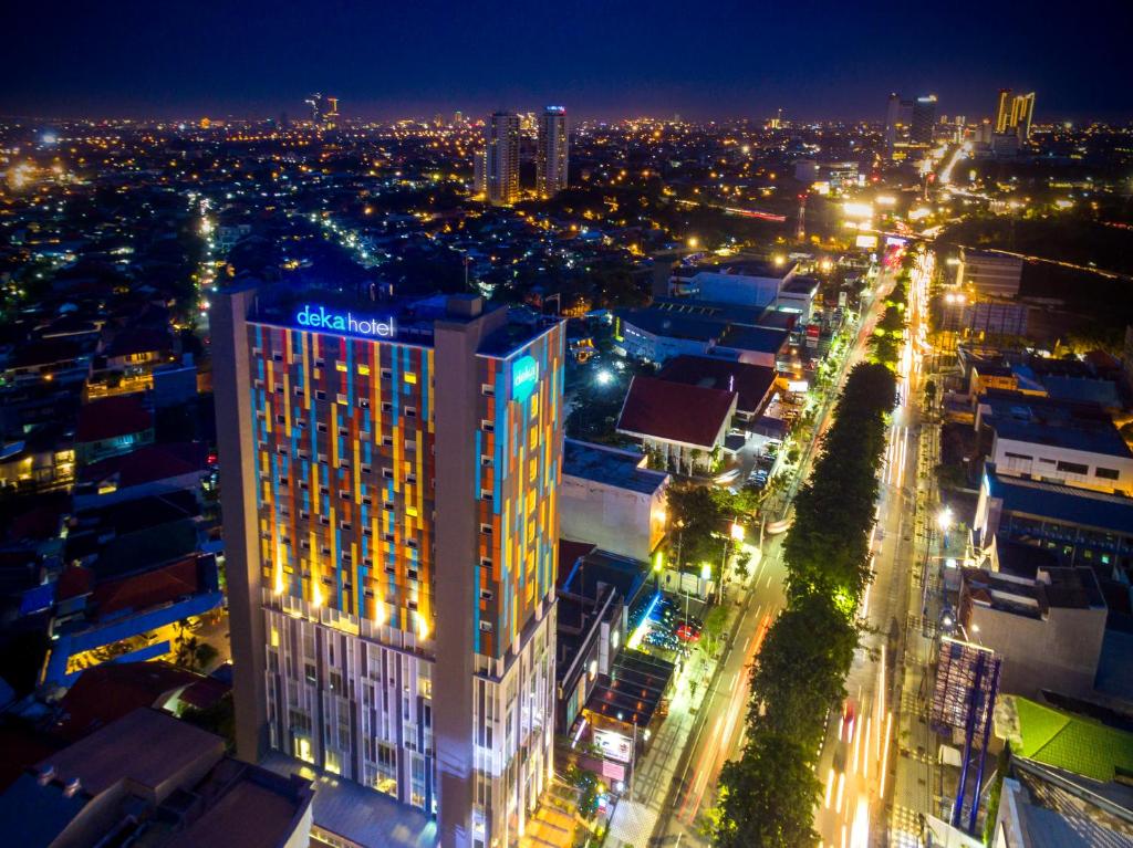 泗水Deka Hotel Surabaya HR Muhammad的夜晚带灯光的城市景观