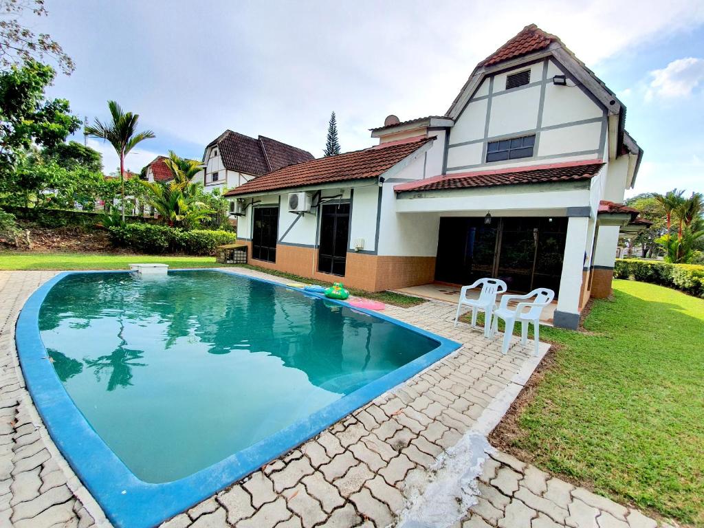 Kampong Alor GajahA famosa Resort Villa with private pool by BeeStay 10 pax的房屋前的游泳池
