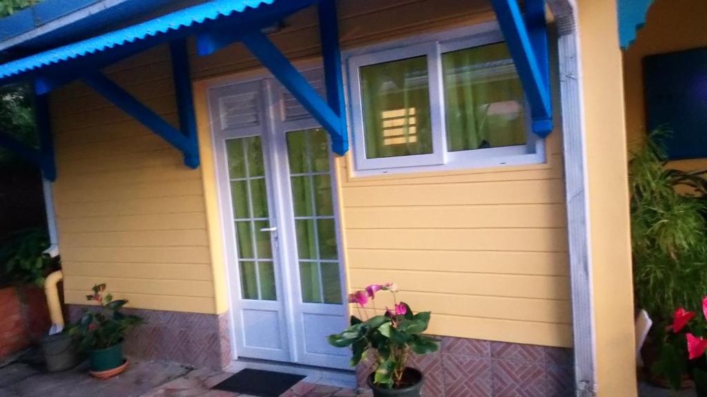 勒拉芒坦La cabane de Josephine的黄色油漆和蓝色装饰的房子