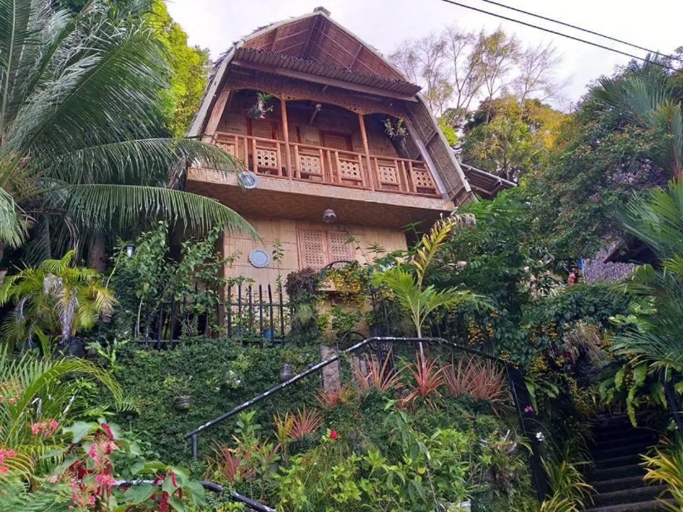 MahinogCamiguin Blue Lagoon Cottages的一座房子,楼梯通往