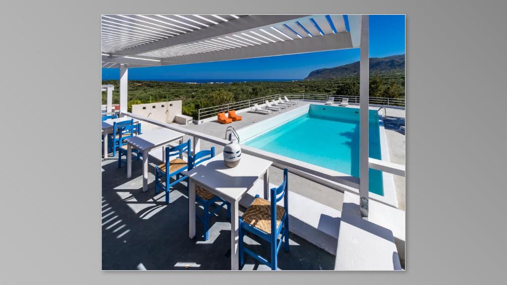 莫拉托斯Milatos Village Cretan Agrotourism Hotel的从别墅的甲板上可欣赏到游泳池的景色