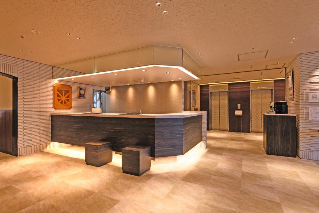 札幌札幌灿路都大饭店的一间大厨房,在房间内配有柜台