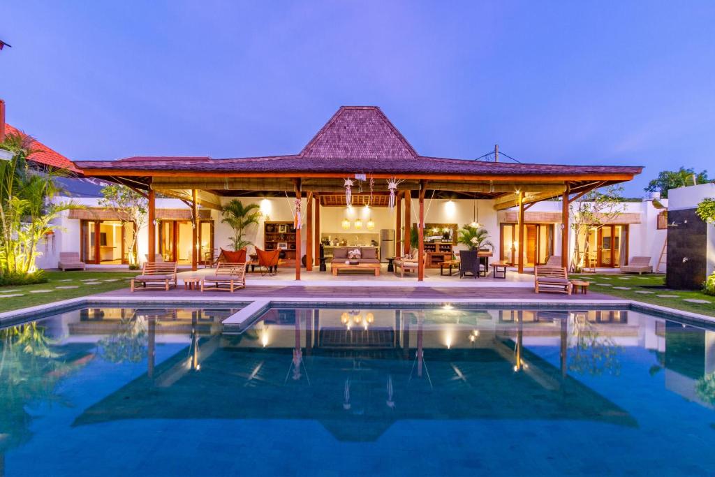 塞米亚克Villa Hana by Alfred in Bali的夜间带游泳池的别墅