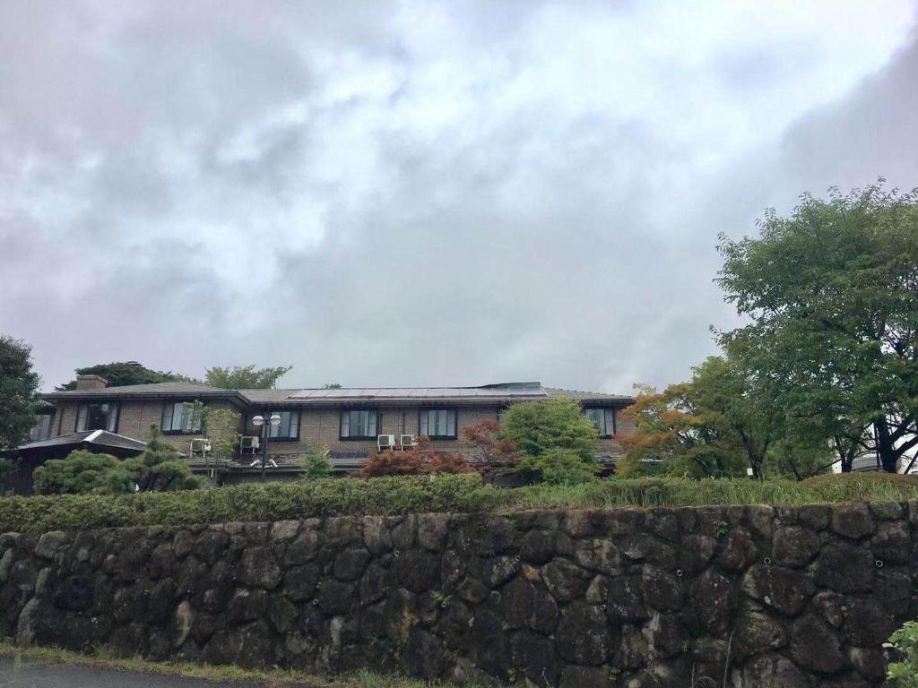 雾岛市Hoshi no Sato的石墙后面的大房子