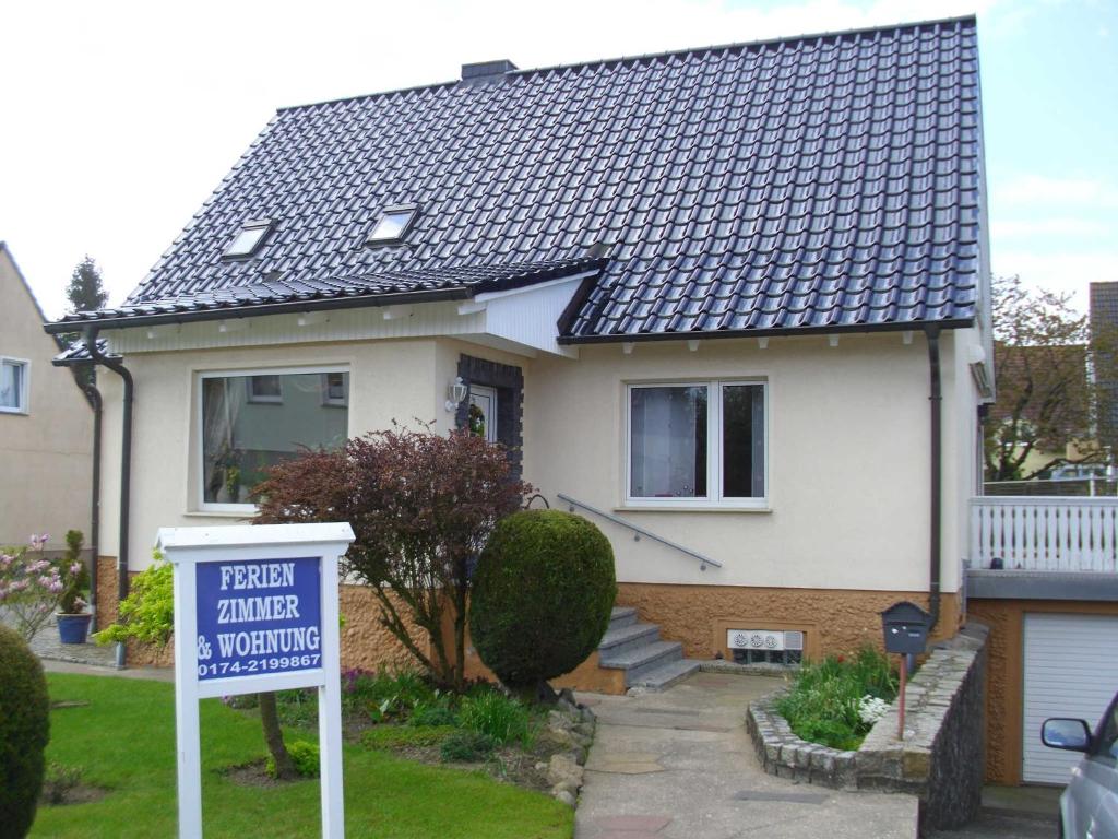 DwasiedenFerienzimmer Am Stadtrand的前面有销售标志的房子