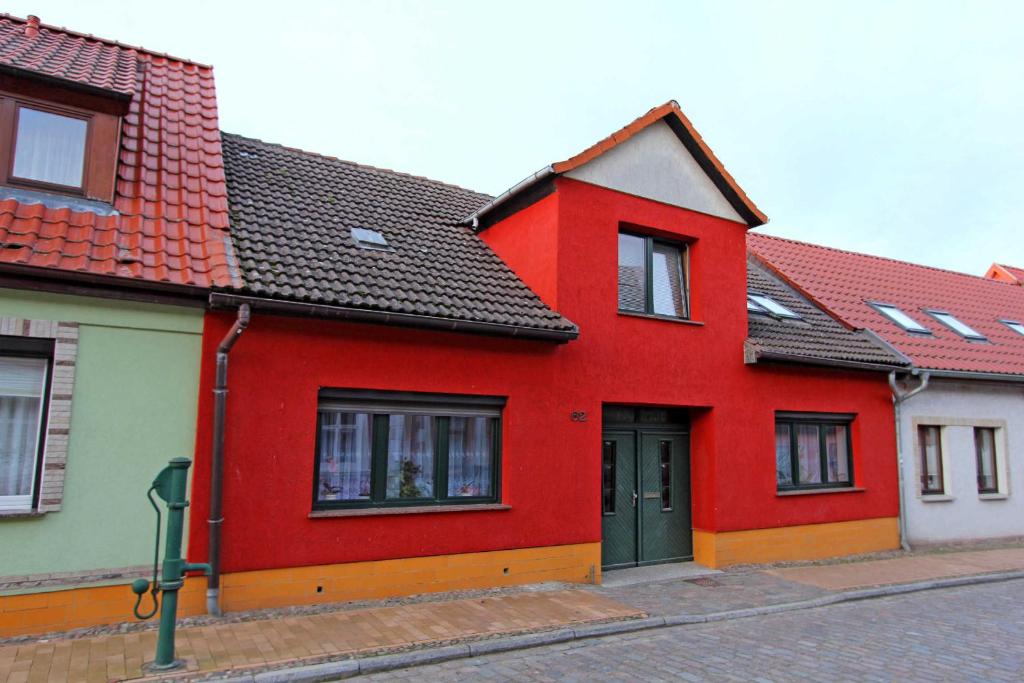 LassanFerienwohnung Lassan VORP 3011的街道边的红色房子