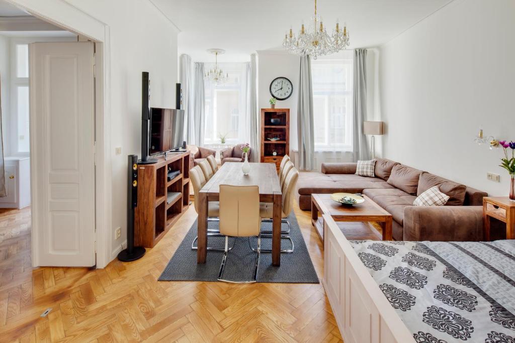 布拉格老城广场公寓的客厅配有沙发和桌子