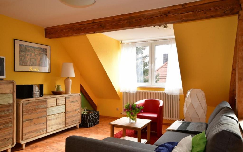 波茨坦Apartment Alter Fritz的客厅配有沙发和桌子