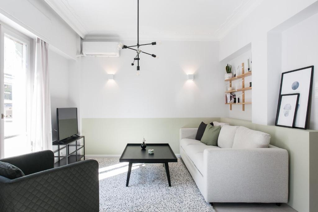 雅典Deluxe & Stylish 2BD Apartment in Pangrati by UPSTREET的客厅配有沙发和桌子