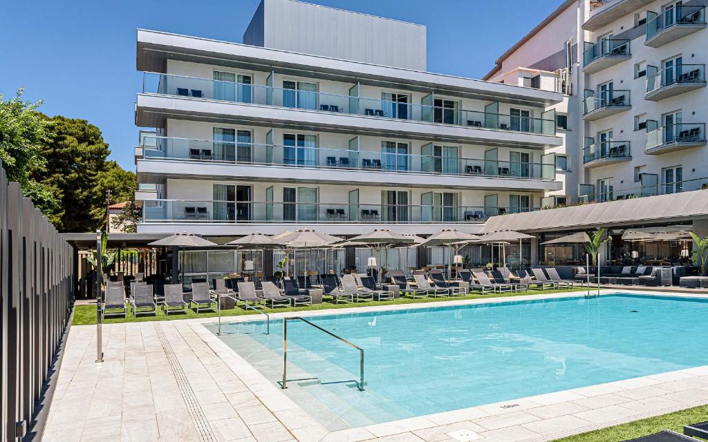 塔拉戈纳阿斯塔里酒店的大楼前设有游泳池的酒店