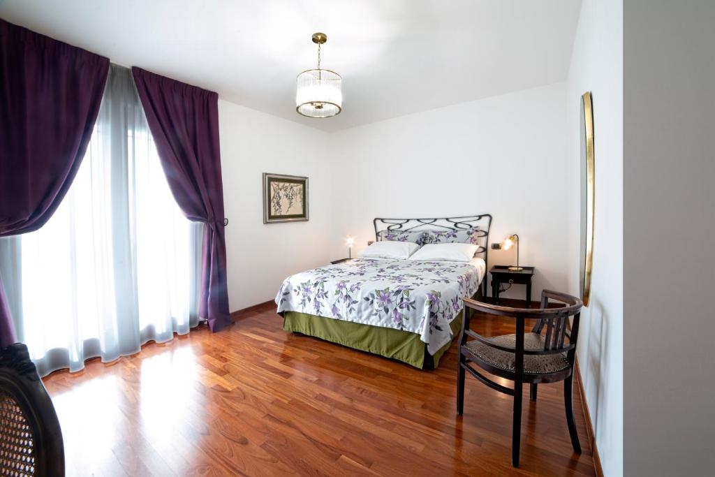 圣埃拉莫因科莱B&B Sant'Erasmo的一间卧室配有一张床,铺有木地板