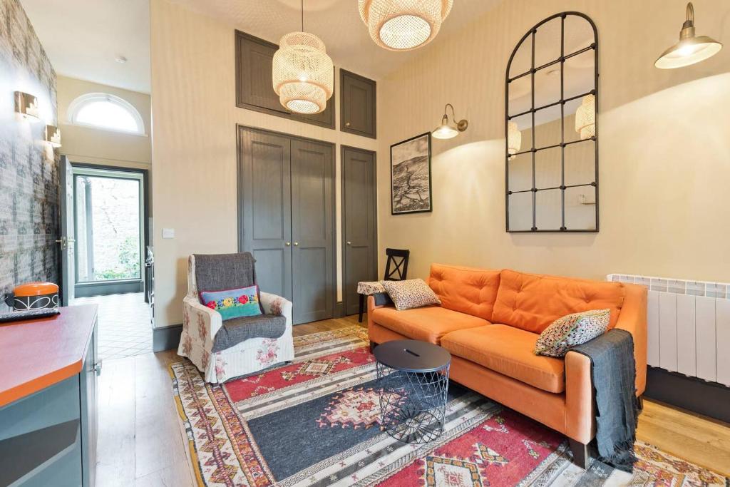 梅努斯The Manor Suite at Moyglare House的客厅配有橙色沙发和椅子