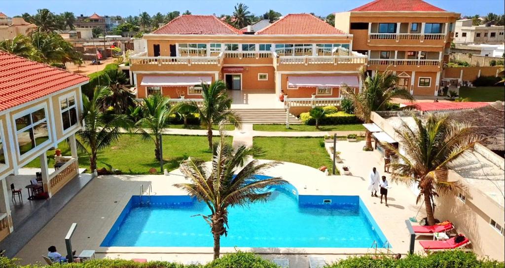 洛美马迪巴公寓式酒店的享有带游泳池的房屋的空中景致