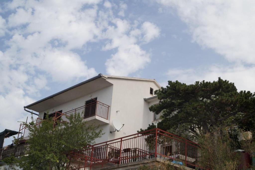 斯维蒂尤拉伊Apartment Drago的白色的房子,设有红色的阳台和天空