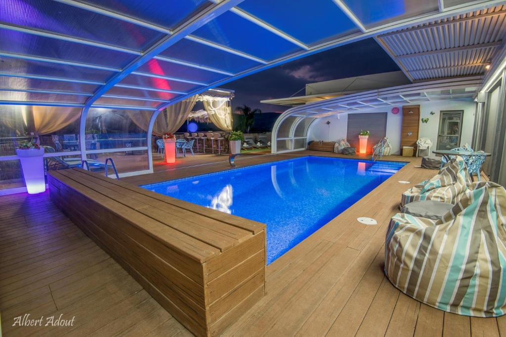 哈德内斯Yosefdream Luxury suites的一座铺有木地板的大型游泳池