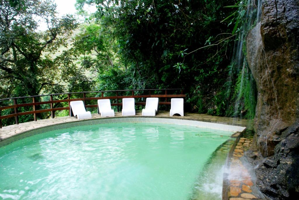 米格尔-佩雷拉Hotel Montanhes的一个带椅子的游泳池