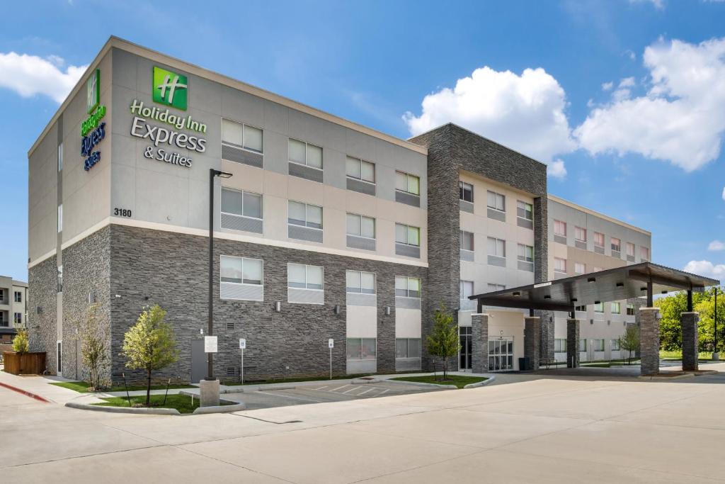 丹顿Holiday Inn Express & Suites - Denton South, an IHG Hotel的医院快速建筑的办公楼