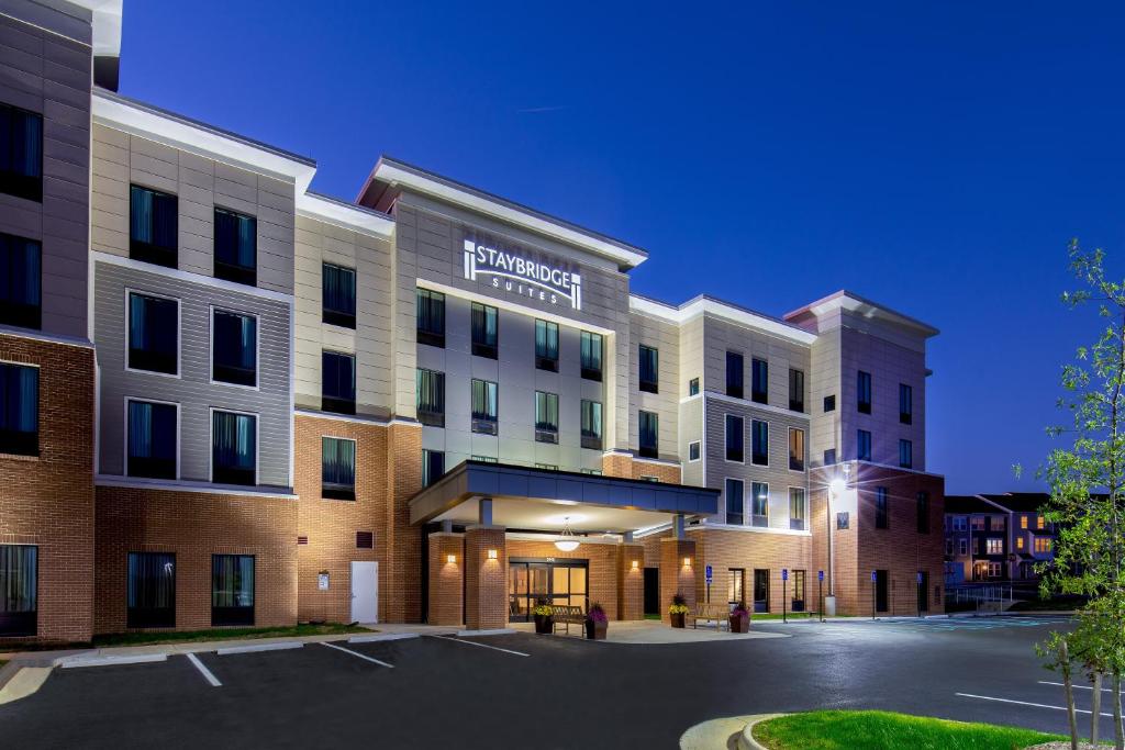 夏洛茨维尔Staybridge Suites Charlottesville Airport, an IHG Hotel的酒店前方的 ⁇ 染